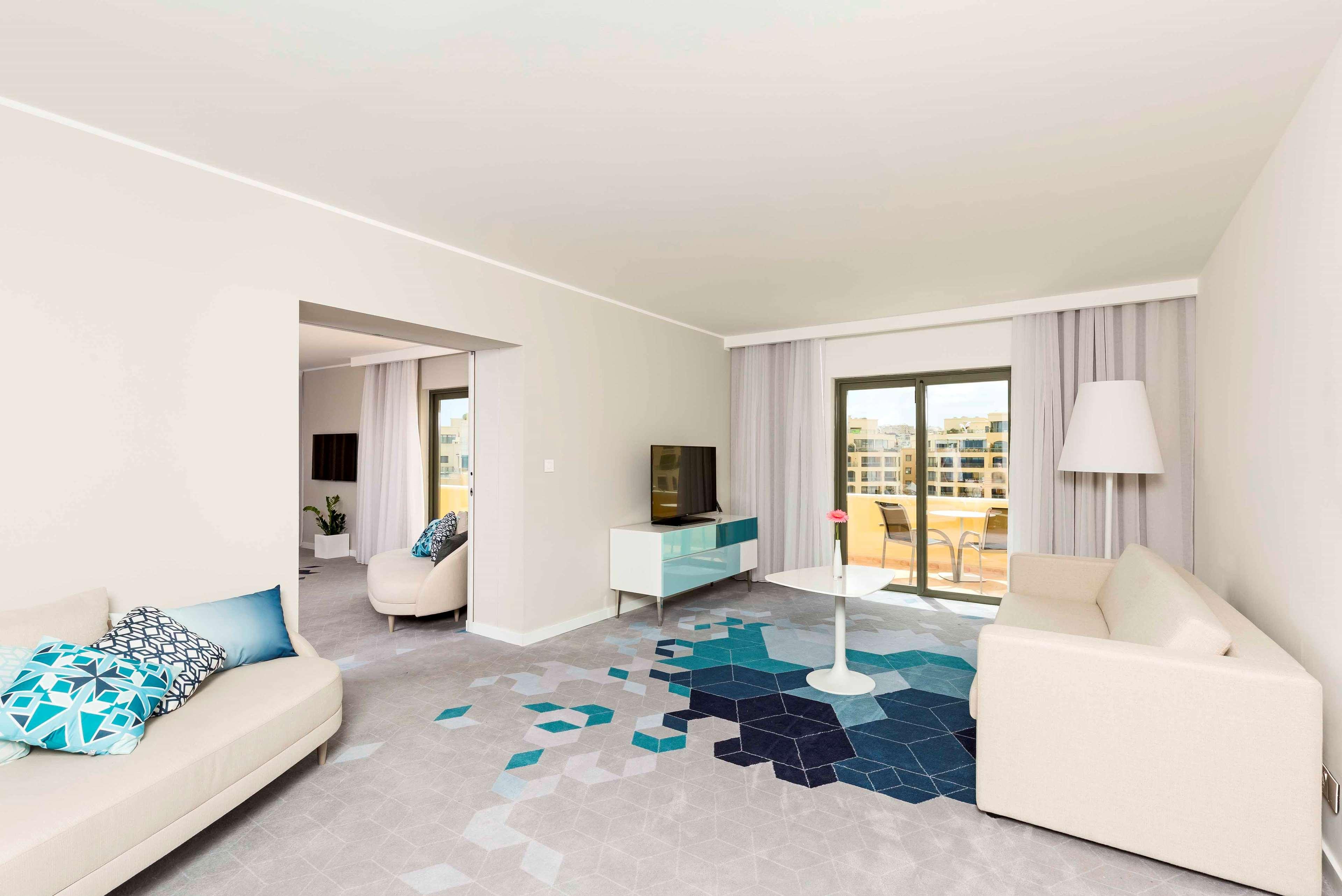 Hilton Malta Hotel St. Julian's Exterior foto A staged living room