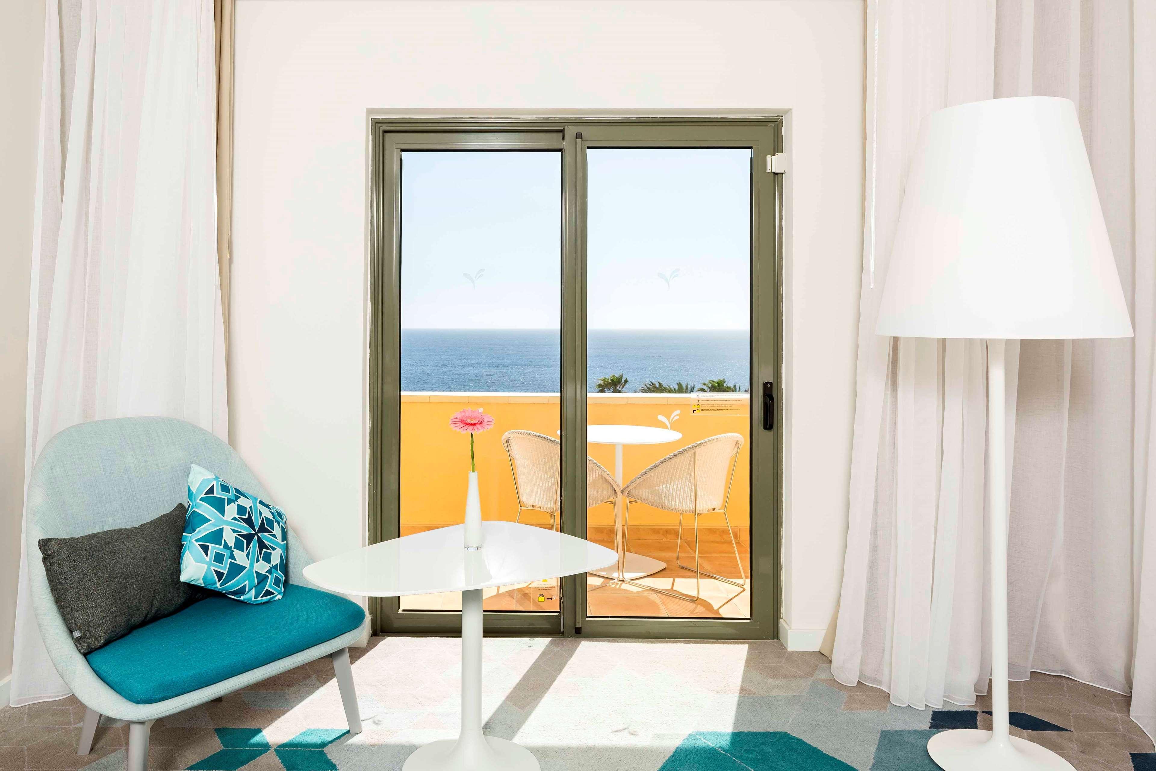 Hilton Malta Hotel St. Julian's Exterior foto A sliding door