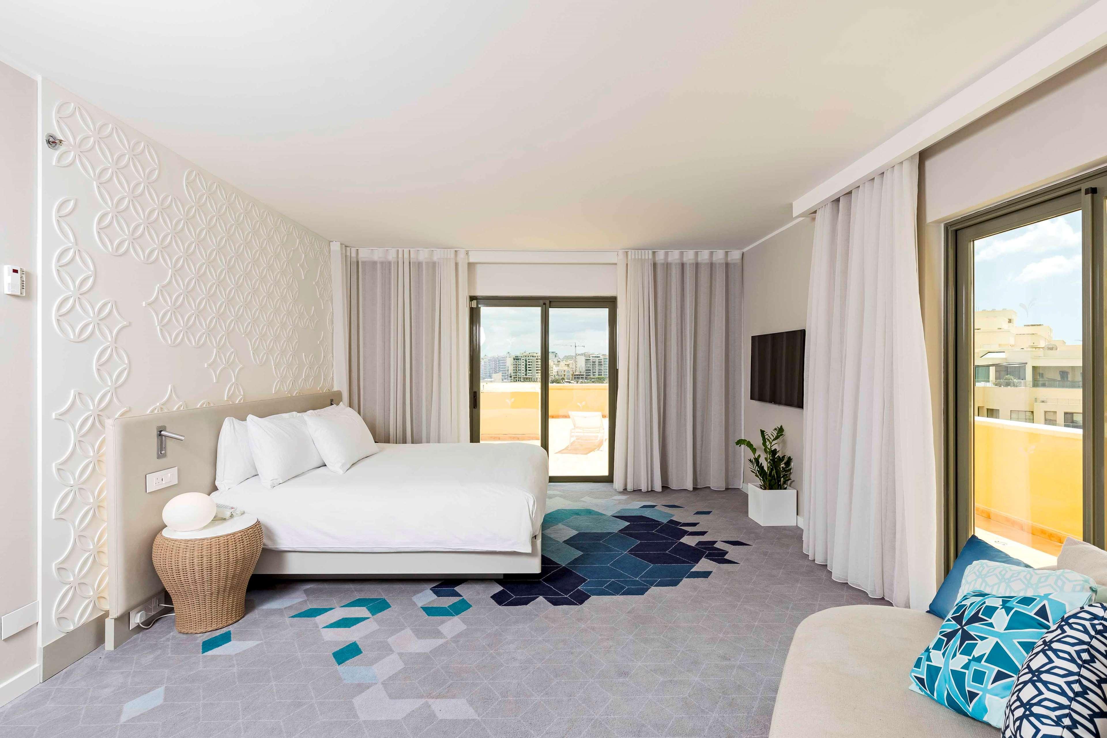 Hilton Malta Hotel St. Julian's Exterior foto A bedroom at the hotel